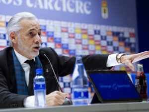 El presidente del Grupo Pachuca y máximo accionista del Real Oviedo, Jesús Martínez, da una rueda de prensa en el estadio Carlos Tartiere de Oviedo. Imagen de archivo. EFE/ Paco Paredes