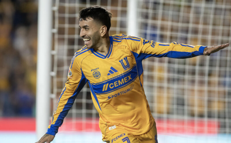 Angel Correa de Tigres celebra un gol en un partido de la Liga MX en el estadio Universitario en Monterrey (México). Imagen de archivo. EFE/Miguel Sierra