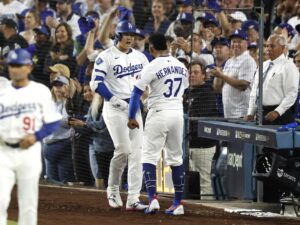 El lanzador estelar de los los Dodgers de Los Angeles, Shohei Ohtani (c) celebra el jonrón, el tercero, impulsado este viernes durante el cuarto juego de la Serie de Campeonato de la Liga Nacional que anticipó su paso a la Serie Mundial con barrida plena (4-0) a los Cerveceros de Milwaukee. EFE/EPA/CAROLINE BREHMAN