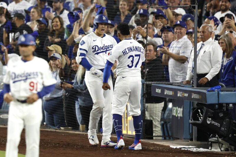 El lanzador estelar de los los Dodgers de Los Angeles, Shohei Ohtani (c) celebra el jonrón, el tercero, impulsado este viernes durante el cuarto juego de la Serie de Campeonato de la Liga Nacional que anticipó su paso a la Serie Mundial con barrida plena (4-0) a los Cerveceros de Milwaukee. EFE/EPA/CAROLINE BREHMAN