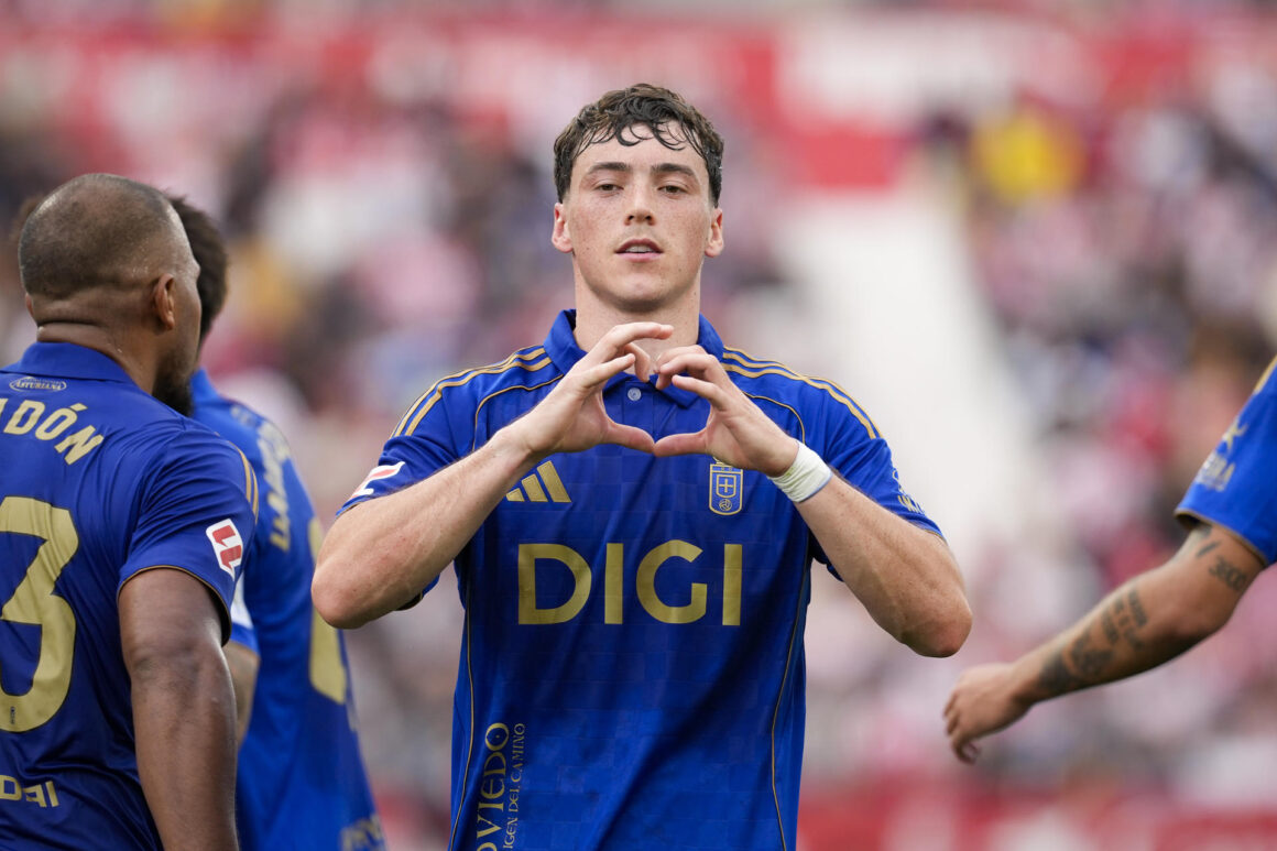 El delantero del Real Oviedo Federico Viñas celebra su tanto ante el Girona FC durante el partido de LaLiga disputado en el estadio municipal de Montilivi de Girona este sábado. EFE/David Borrat.