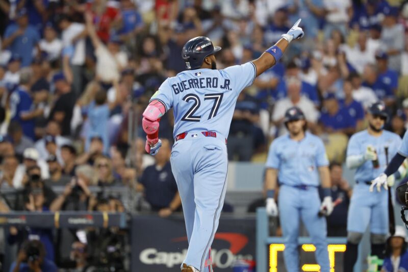 MLB: Toronto Blue Jays dejan todo igual en el Juego 4 Vladimir Guerrero, primera base de los Azulejos de Toronto, saluda a la afición tras conectar un jonrón en el cuarto juego de la Serie Mundial que este martes ha quedado 2-2. EFE/EPA/CAROLINE BREHMAN