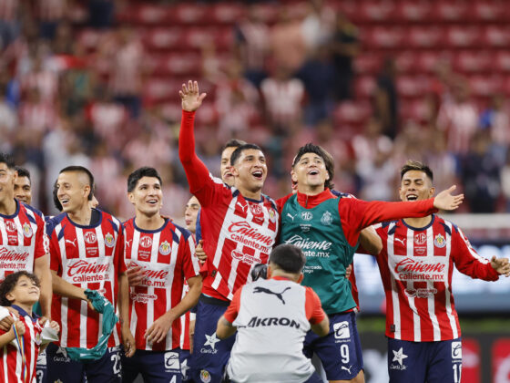 Jugadores de Guadalajara celebran su triunfo este sábado al finalizar un partido de la Liga MX frente al Atlas en el Estadio Akron (México). EFE/ Francisco Guasco