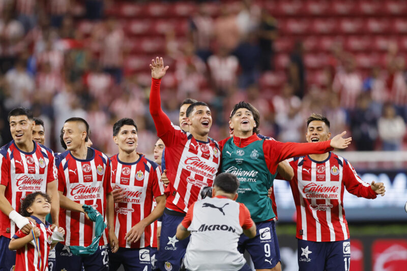 Apertura 2025: Los clasificados y los que pelean por el Play-In Jugadores de Guadalajara celebran su triunfo este sábado al finalizar un partido de la Liga MX frente al Atlas en el Estadio Akron (México). EFE/ Francisco Guasco
