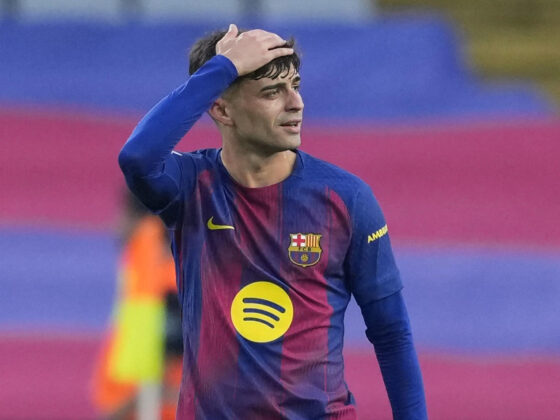El centrocampista del FC Barcelona Pedri celebra tras anotar el primer gol del equipo durante el partido de la jornada 9 de LaLiga EA Sports, entre el FC Barcelona y el Girona FC, en el estadio Olímpico de Montjuic, en Barcelona. EFE/ Alejandro García