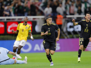 Germán Berterame (c) de México celebra un gol este martes, durante un partido amistoso entre la selección de México y Ecuador, en el Estadio Akron, en Guadalajara (México). EFE/ Francisco Guasco