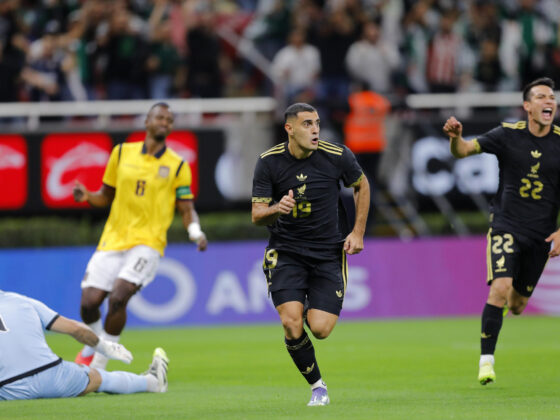 Germán Berterame (c) de México celebra un gol este martes, durante un partido amistoso entre la selección de México y Ecuador, en el Estadio Akron, en Guadalajara (México). EFE/ Francisco Guasco
