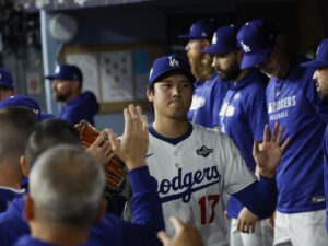 El japonés Shohei Ohtani recibe la felicitación al anotar este martes una carrera para los Dodgers de Los Angeles en el cuarto juego de la Serie Mundial que ha quedado empatada 2-2 con los Azulejos de Toronto. EFE/CAROLINE BREHMAN Clásico Mundial de Béisbol