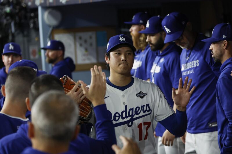 El japonés Shohei Ohtani recibe la felicitación al anotar este martes una carrera para los Dodgers de Los Angeles en el cuarto juego de la Serie Mundial que ha quedado empatada 2-2 con los Azulejos de Toronto. EFE/CAROLINE BREHMAN Clásico Mundial de Béisbol