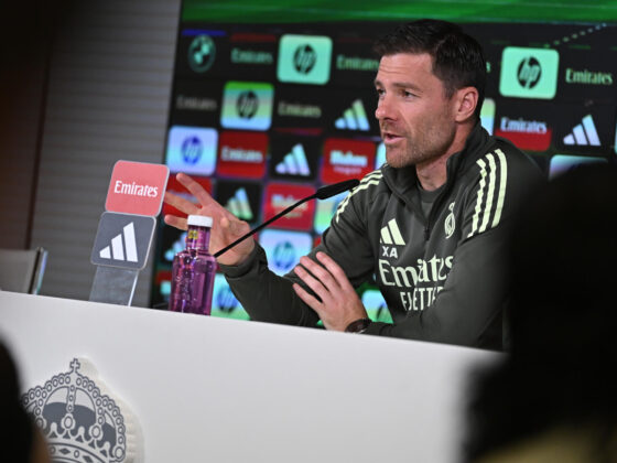 Xabi Alonso ignora a Lamine Yamal: "Lo importante es el verde" El entrenador del Real Madrid, Xabi Alonso, durante la rueda de prensa que ha ofrecido en la ciudad deportiva de Valdebebas, este sábado.EFE/Fernando Villar