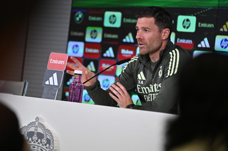 Xabi Alonso ignora a Lamine Yamal: "Lo importante es el verde" El entrenador del Real Madrid, Xabi Alonso, durante la rueda de prensa que ha ofrecido en la ciudad deportiva de Valdebebas, este sábado.EFE/Fernando Villar