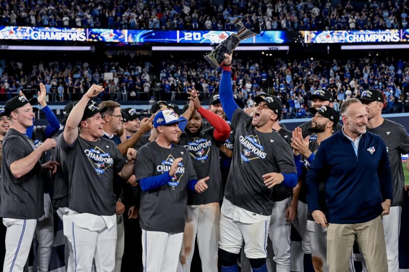 Los Azulejos, campeones de la Liga Americana tras vencer a los Marineros. Se las verán en la Serie Mundial contra los Dodgers. EFE/EPA/EDUARDO LIMA