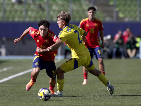 A Jan Virgili (i) de España disputa el balón con Vitalii Katrych de Ucrania en un partido de octavos de final de la Copa Mundial Sub-20. Adriana Thomasa