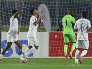 Jugadores de la selección de Honduras celebran hoy en Tegucigalpa la goleada por 3-0 infligida a Haití en partido de la cuarta jornada del Grupo C de las eliminatorias de la Concacaf para el Mundial de 2026. EFE/ Gustavo Amador