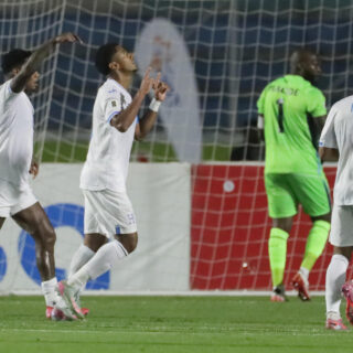 Jugadores de la selección de Honduras celebran hoy en Tegucigalpa la goleada por 3-0 infligida a Haití en partido de la cuarta jornada del Grupo C de las eliminatorias de la Concacaf para el Mundial de 2026. EFE/ Gustavo Amador