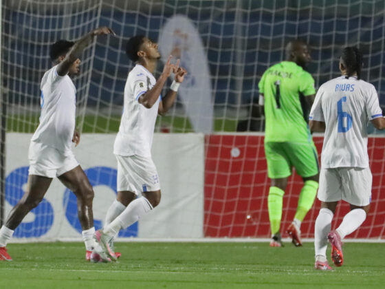Jugadores de la selección de Honduras celebran hoy en Tegucigalpa la goleada por 3-0 infligida a Haití en partido de la cuarta jornada del Grupo C de las eliminatorias de la Concacaf para el Mundial de 2026. EFE/ Gustavo Amador