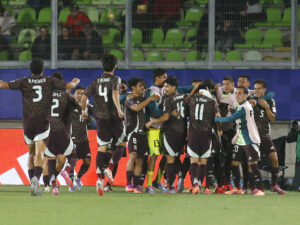 Jugadores de México celebran un gol en un partido de octavos de final del Mundial Sub-20. EFE/Esteban Garay