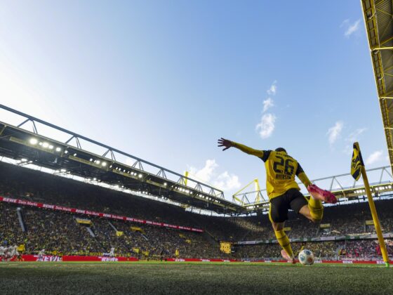 El jugador del Dortmund Julian Ryerson en acción durante el partido de la Bundesliga que han jugado Borussia Dortmund y RB Leipzig en Leverkusen, Alemania. EFE/EPA/CHRISTOPHER NEUNDORF