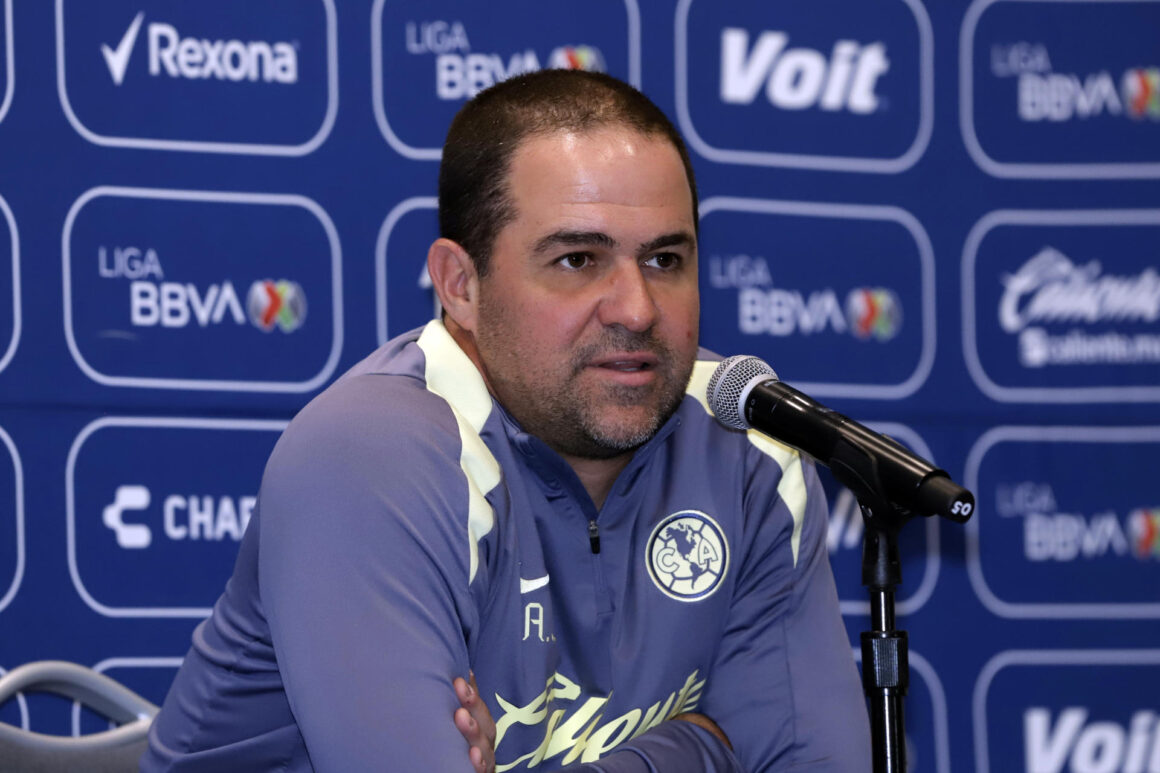 Fotografíade archivo del entrenador de América, Andre Jardine, hablando durante una rueda de prensa. EFE/ Hilda Ríos