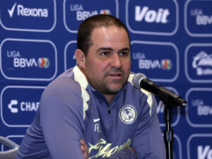 Fotografíade archivo del entrenador de América, Andre Jardine, hablando durante una rueda de prensa. EFE/ Hilda Ríos