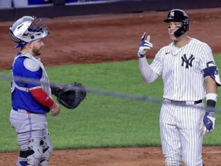 El jardinero derecho de los New York Yankees, Aaron Judge (R), celebra después de conectar un jonrón de tres carreras mientras el receptor de los Toronto Blue Jays, Alejandro Kirk (L), observa en la cuarta entrada del juego 3 de la serie de playoffs de la División Americana de la MLB entre los Toronto Blue Jays y los New York Yankees. EFE/EPA/SARAH YENESEL
", "to": "es" }