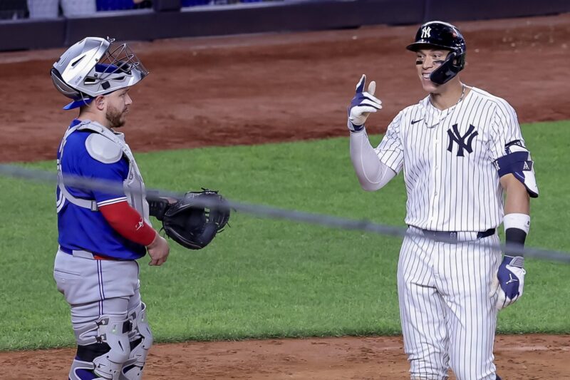 El jardinero derecho de los New York Yankees, Aaron Judge (R), celebra después de conectar un jonrón de tres carreras mientras el receptor de los Toronto Blue Jays, Alejandro Kirk (L), observa en la cuarta entrada del juego 3 de la serie de playoffs de la División Americana de la MLB entre los Toronto Blue Jays y los New York Yankees. EFE/EPA/SARAH YENESEL
", "to": "es" }