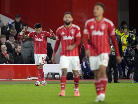 Igor Jesus (i), del Nottingham Forest, celebra tras anotar un gol en el partido que su equipo disputó contra el Oporto este jueves, correspondiente a la Liga Europa. EFE / TIM KEETON