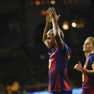 El delantero del Barcelona Lamine Yamal celebra el 3-1 conseguido ante Olimpiacos, durante el partido de la jornada 3 de la Liga de Campeones entre el Barcelona y el Olimpiacos, en el Estadi Olímpic Lluís Companys. EFE/Alberto Estevez