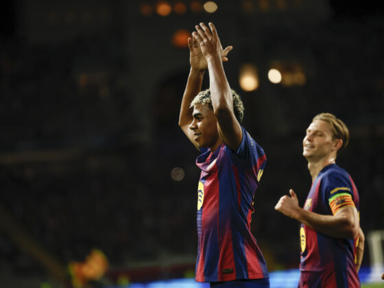 El delantero del Barcelona Lamine Yamal celebra el 3-1 conseguido ante Olimpiacos, durante el partido de la jornada 3 de la Liga de Campeones entre el Barcelona y el Olimpiacos, en el Estadi Olímpic Lluís Companys. EFE/Alberto Estevez