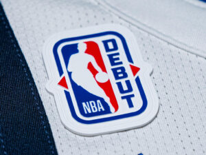 La camiseta de Cooper Flagg en su debut con Dallas Mavericks fue un activo de inversión. El parche de novato que vistió esa noche fue retirado y convertido en un cromo autografiado cuyo valor podría superar el millón de dólares. Es la nueva fiebre del oro en los coleccionables de la NBA. EFE/Cedido por Fanatic Collectibles USO EDITORIAL NO VENTAS