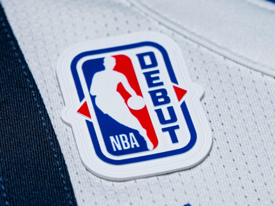 La camiseta de Cooper Flagg en su debut con Dallas Mavericks fue un activo de inversión. El parche de novato que vistió esa noche fue retirado y convertido en un cromo autografiado cuyo valor podría superar el millón de dólares. Es la nueva fiebre del oro en los coleccionables de la NBA. EFE/Cedido por Fanatic Collectibles USO EDITORIAL NO VENTAS