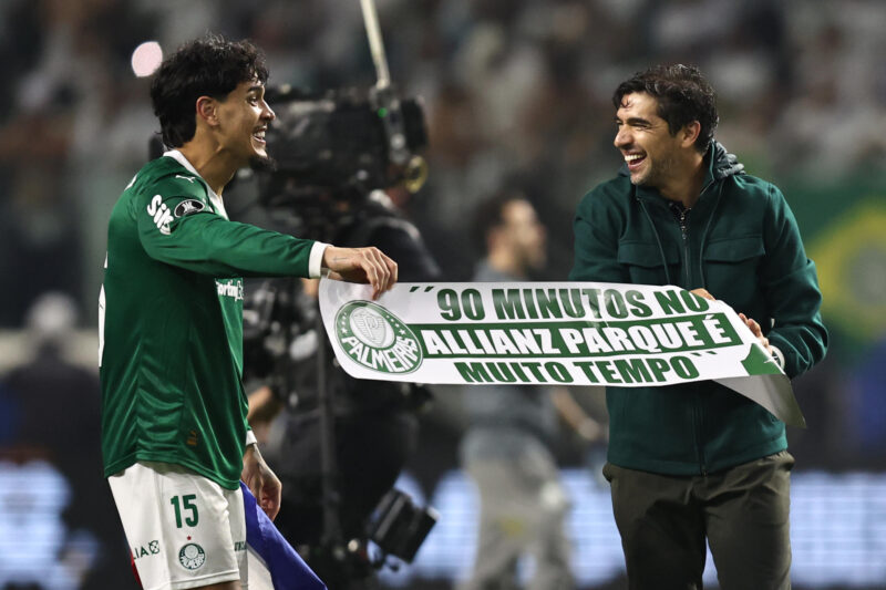 El entrenador de Palmeiras, Abel Ferreira (d), junto a Gustavo Portillo celebran el pase a la final de la Copa Libertadores al golear por 4-0 a Liga de Quito en el estadio Allianz Parque, en Sao Paulo (Brasil). EFE/Isaac Fontana
