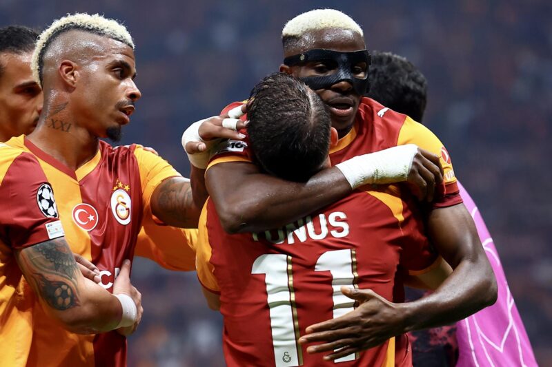 Sorteo Champions 2026-27: hora, bombos y dónde ver El jugador del Galatasaray Yunus Akgun celebra un gol con su compañero Victor Osimhen (durante el partido de la UEFA Champions League que han jugado Galatasaray SK y FK Bodo/Glimt en Estambul. EFE/EPA/TOLGA BOZOGLU