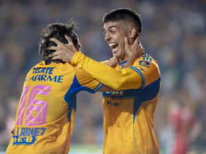 Juan Brunetta (d) y Diego Lainez (i) de Tigres celebran un gol este viernes, en un partido de la Liga MX entre Tigres y Necaxa en el estadio Universitario de la UANL, en San Nicolás de los Garza (México). EFE/ Miguel Sierra.