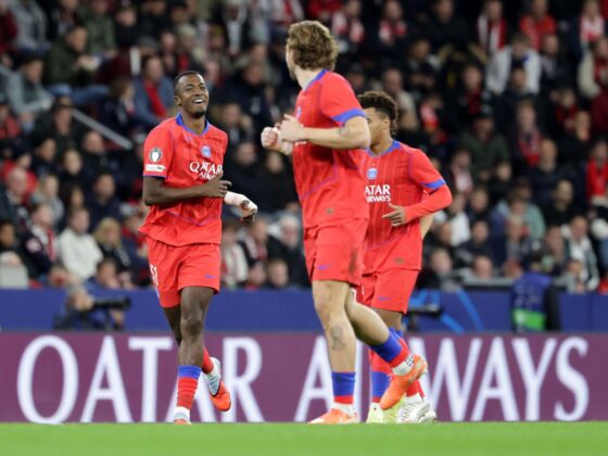 El jugador Willian Pacho, del PSG (2I) celebra el 0-1 durante el partido de la UEFA Champions League que han jugado Bayer 04 Leverkusen y Paris Saint-Germain, en Leverkusen, Alemania. EFE/EPA/CHRISTOPHER NEUNDORF