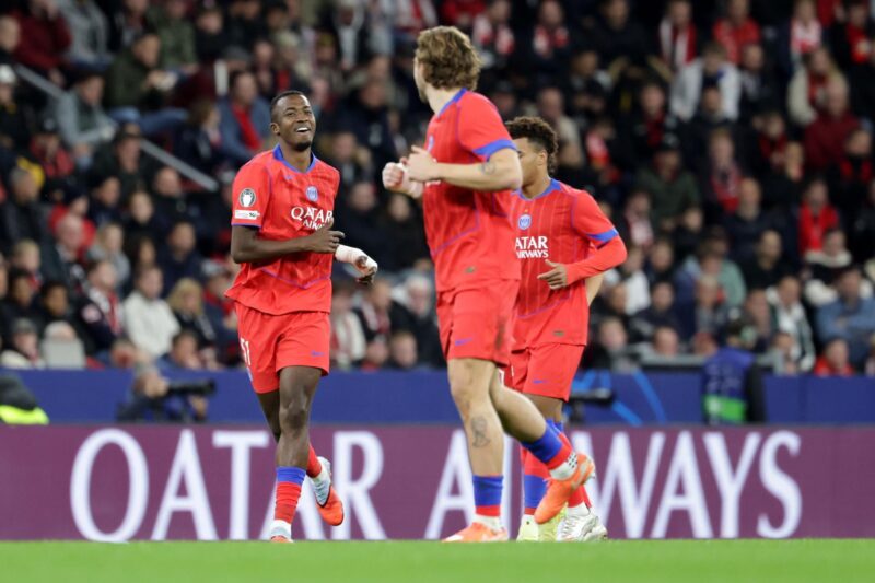 El jugador Willian Pacho, del PSG (2I) celebra el 0-1 durante el partido de la UEFA Champions League que han jugado Bayer 04 Leverkusen y Paris Saint-Germain, en Leverkusen, Alemania. EFE/EPA/CHRISTOPHER NEUNDORF