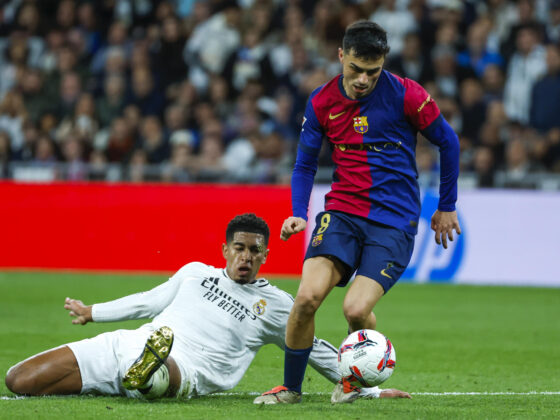 Pedri (d) supera a  Jude Bellingham durante el clásico entre el Real Madrid y el Barcelona disputado el 26 de octubre de 2024, en el estadio Santiago Bernabéu. EFE/Kiko Huesca