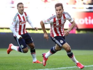 Daniela Bravo, hermana del ex futbolista Omar Bravo, argumentó que la denuncia busca tapar un fraude millonario contra su hermano (d). EFE/Ulises Ruiz Basurto