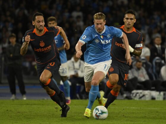 Unanimo Breves: ¡Napoli ganó, Kirk hizo historia y River en crisis! El jugador del Nápoles Kevin De Bruyne (d) en acción durante el partido de la Serie A sque han jugado SSC Napoli e Inter FC en Nápoles, Italia. EFE/EPA/CIRO FUSCO