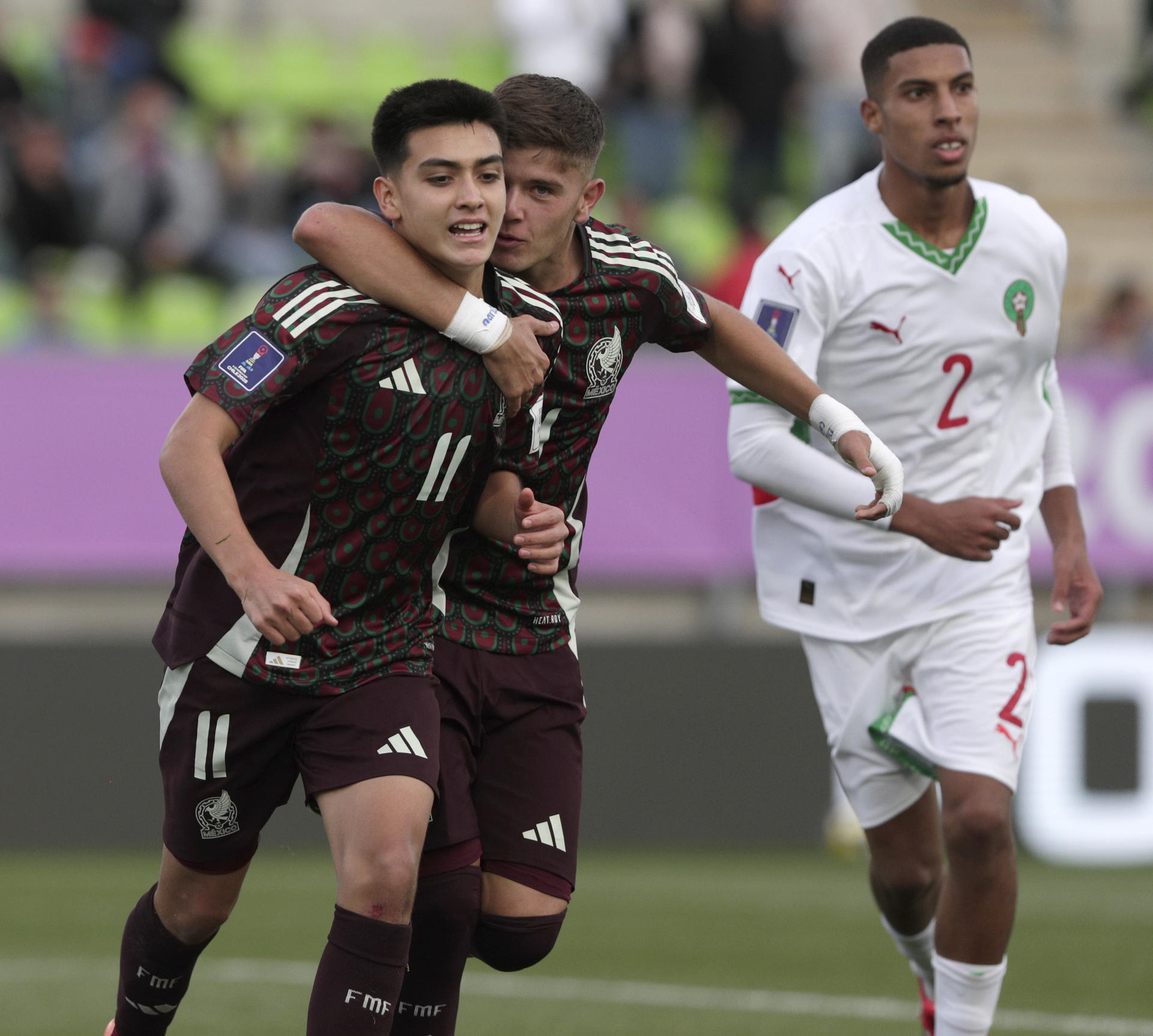 TOP 10 jugadores que pueden disparar su precio en el Mundial 2026 Gilberto Mora (i) es felicitado por su compañero Tahiel Jiménez (d) durante un partido de la fase de grupos del Mundial sub-20 contra Marruecos jugado el 2 de octubre pasado en el estadio Elías Figueroa Brander, de Valparaíso. EFE/Adriana Thomasa