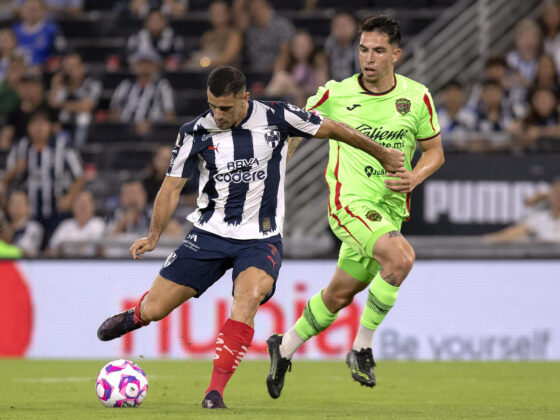 Germán Berterame (i) de Monterrey disputa un balón con Javier Nevárez (d) de Juárez este martes, en un partido de la Liga MX entre Monterrey y Juárez en el estadio BBVA, en Guadalupe (México). EFE/ Antonio Ojeda