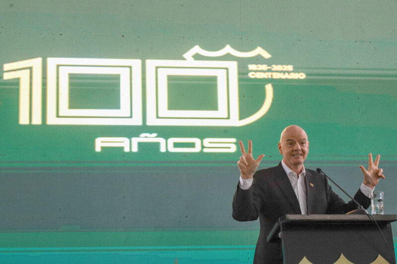 El presidente de la FIFA, Gianni Infantino, habla durante un evento por el centenario de la Federación Boliviana de Fútbol (FBF) en La Paz. EFE/Gabriel Márquez