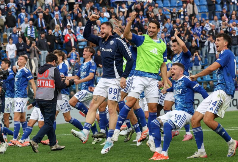 Los jugadores del Como 1907 celebran tras el partido de fútbol de la Serie A italiana entre Como 1907 y Juventus FC en el estadio Giuseppe Sinigaglia. EFE/EPA/Roberto Bregani