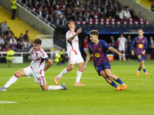 El centrocampista del Barcelona Fermín López (d) marca un gol durante el partido de la tercera jornada de la Liga de Campeones que FC Barcelona y Olympiacos FC disputaron en el Estadio Olímpico Lluís Companys. EFE/ Siu Wu