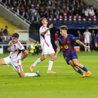El centrocampista del Barcelona Fermín López (d) marca un gol durante el partido de la tercera jornada de la Liga de Campeones que FC Barcelona y Olympiacos FC disputaron en el Estadio Olímpico Lluís Companys. EFE/ Siu Wu