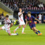 El centrocampista del Barcelona Fermín López (d) marca un gol durante el partido de la tercera jornada de la Liga de Campeones que FC Barcelona y Olympiacos FC disputaron en el Estadio Olímpico Lluís Companys. EFE/ Siu Wu