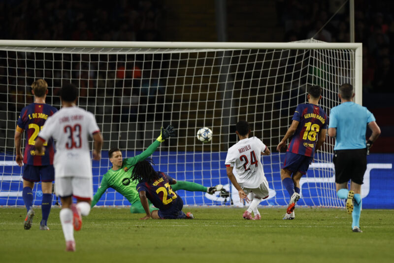 El delantero del PSG Senny Mayulu (3d) marca su gol durante el partido de la primera fase de la Liga de Campeones que FC Barcelona y PSG disputan este miércoles en el estadio olímpico Lluis Companys. EFE/Alberto Estévez