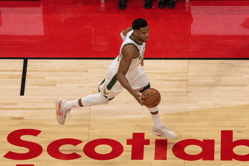 Los Bucks traspasan a Giannis Antetokounmpo al Miami Heat Giannis Antetokounmpo, de los Milwaukee Bucks, controla el balón durante el partido de la NBA ante los Raptors, en Toronto (Canadá). EFE/Julio César Rivas