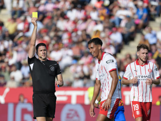 El defensa del Girona Vitor Reis ve la tarjeta amarilla, en el estadio municipal de Montilivi en foto de archivo de David Borrat