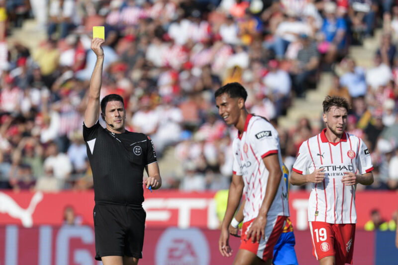 El defensa del Girona Vitor Reis ve la tarjeta amarilla, en el estadio municipal de Montilivi en foto de archivo de David Borrat